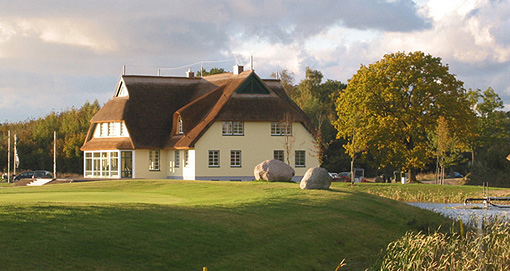 Der Golfclub Rügen e.V. (Karnitz) mit einem 18-Loch Challenge Course und einem 9-Loch Public Course ist 35km von Schloss Hohendorf entfernt